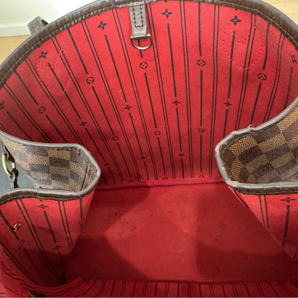 Louis Vuitton Red and Black Interior - Picture 6 of 8